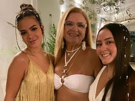 Mel Maia e a irmã ganham diamante com cinzas da mãe