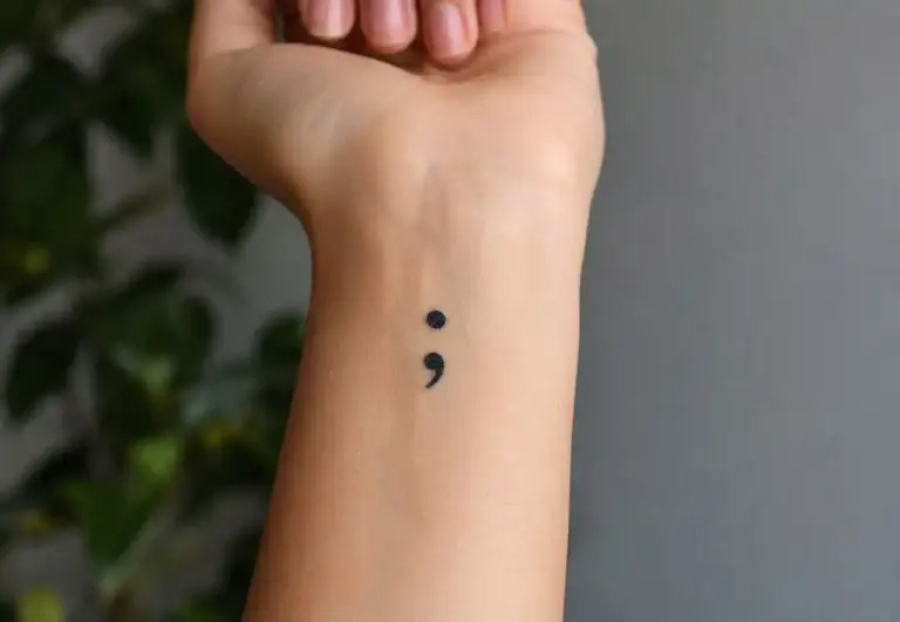O significado da tatuagem de ponto e vírgula.