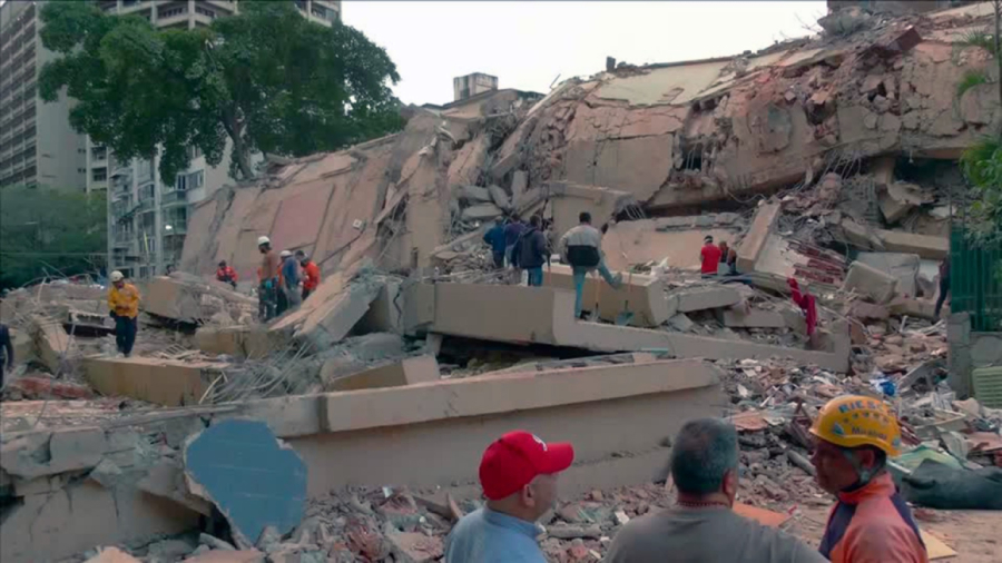 Terremotos deixam mais de 900 mortos.