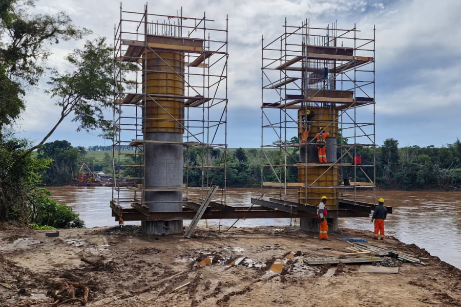 Ponte entre Japurá e São Carlos do Ivaí tem fundações concluídas .