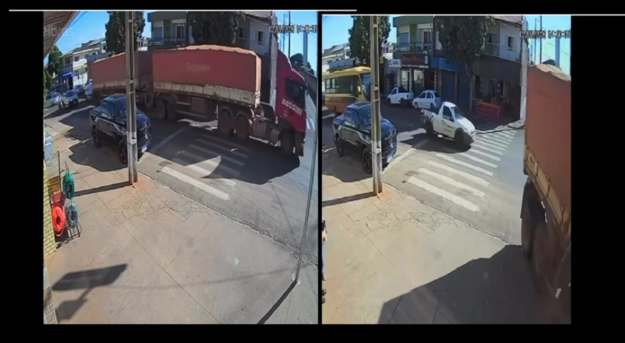 Carreta bitrem arranca semáforo em cruzamento 
