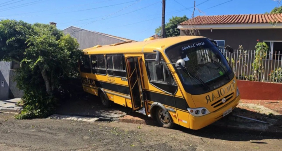 Ônibus escolar perde os freios e atinge residência 