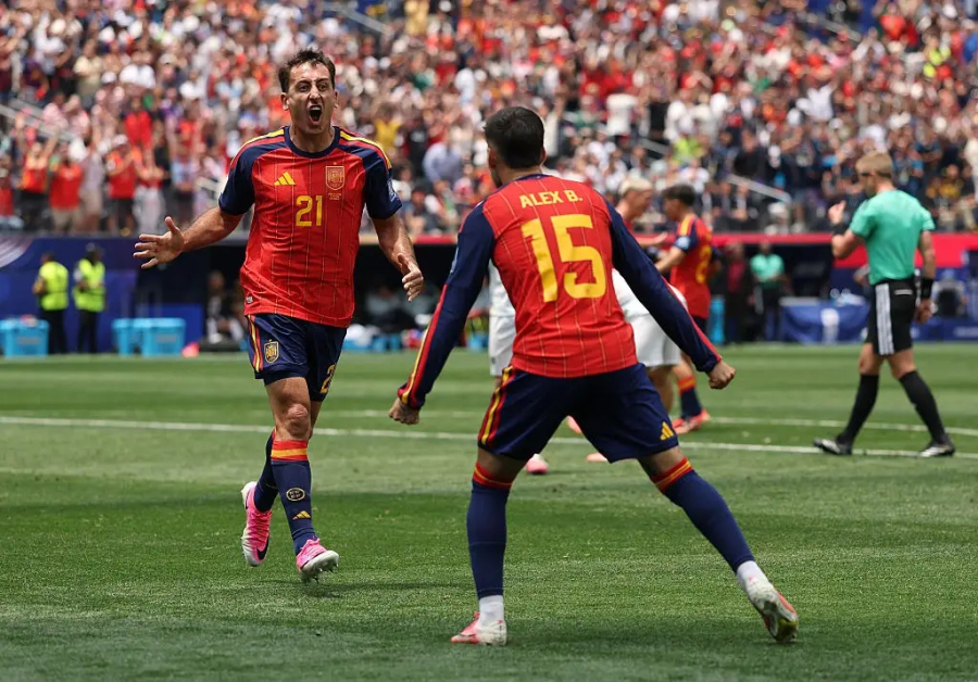 Espanha desencanta e se classifica para oitavas