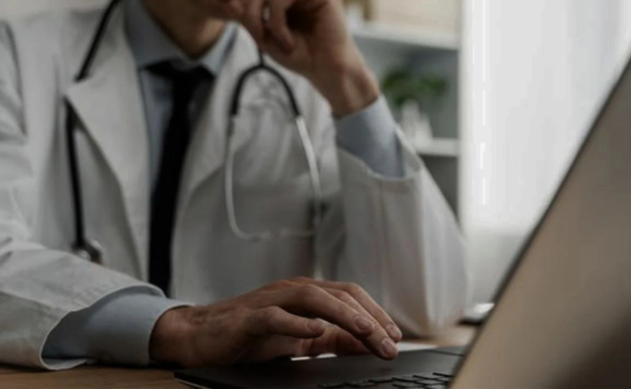 Médico denunciado por abuso contra paciente de 16 anos.
