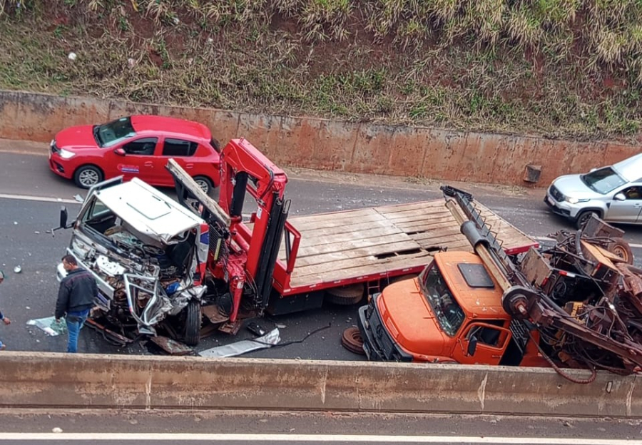 Acidente entre caminhões deixa feridos na BR-376