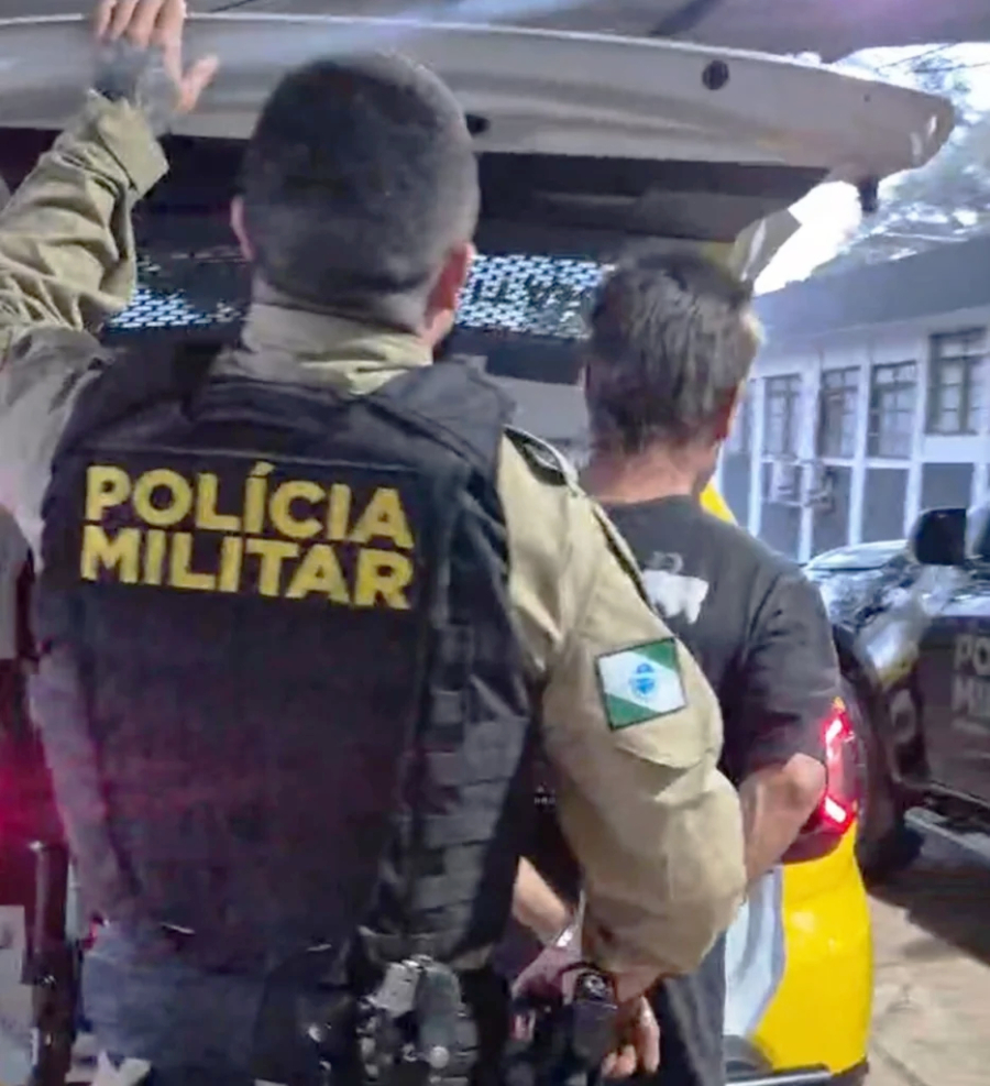 Homem é preso após esfaquear vítima na cabeça.