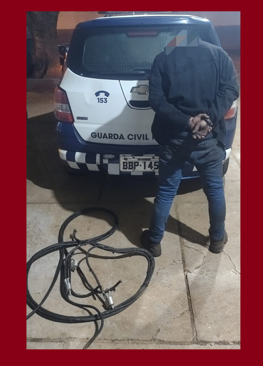 GCM prende em flagrante por furto de fiação.