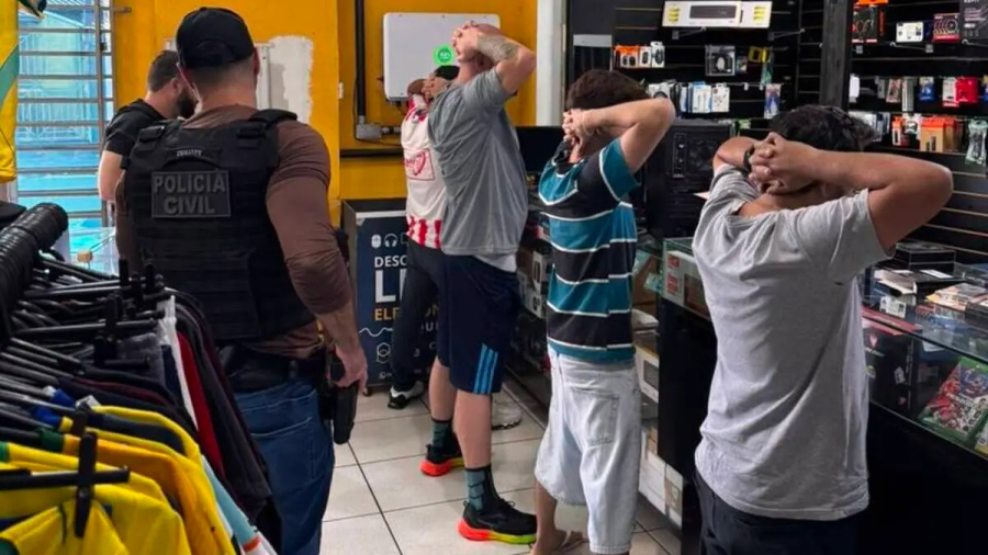 Policia encontra computadores e investiga desvio.