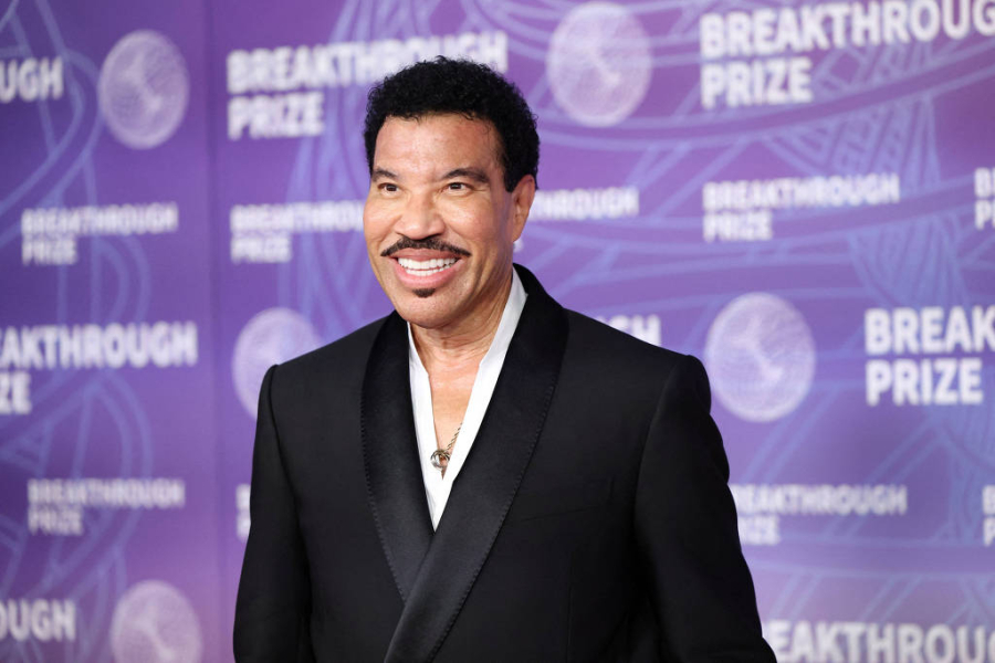 Lionel Richie tranquiliza fãs após ter passado mal.