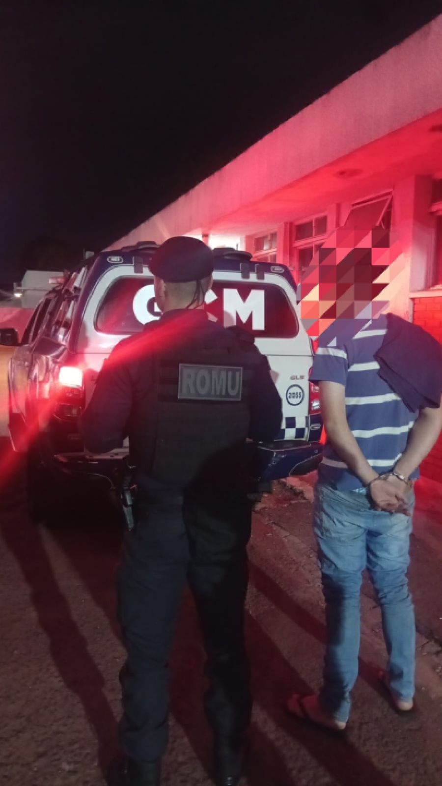 Jovem com mandado de prisão em aberto é capturado.