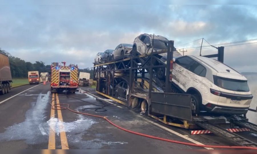 Caminhão-cegonha com 7 carros pega fogo.