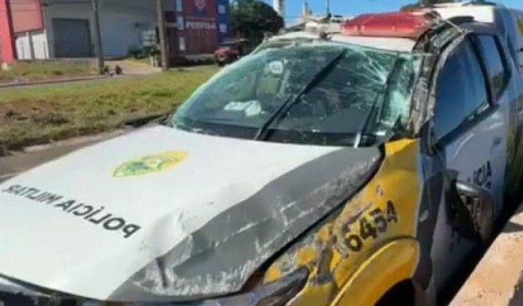 Viatura da Polícia Militar capota em Paranavaí