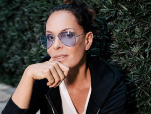 Carolina Ferraz relembra química com Moscovis em novela.