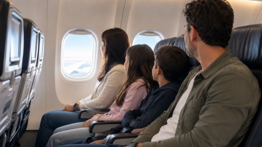Menores têm direito de viajar em assento ao lado de familiar