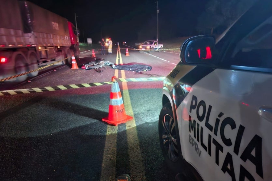 Motociclista morre após colidir com caminhão.