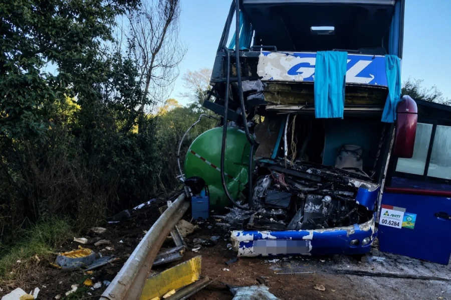 Ônibus sofre acidente e deixa duas mortes