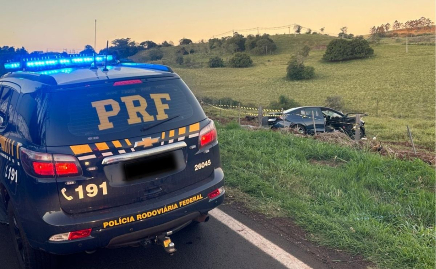 Mulher e duas crianças morrem após carro bater contra árvore.