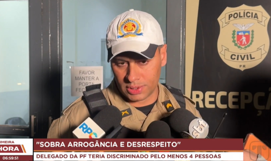 Delegado e mãe são autuados por desacato e injúria racial.