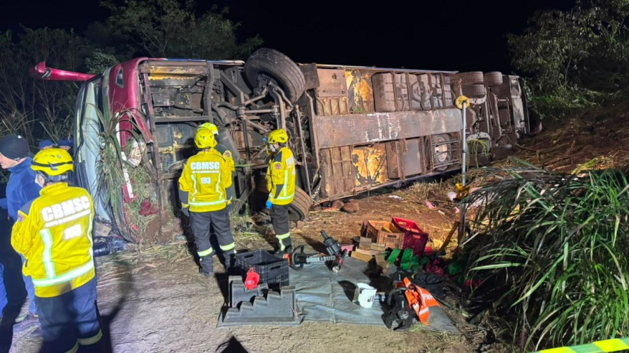  3 passageiros morrem após ônibus tombar em SC