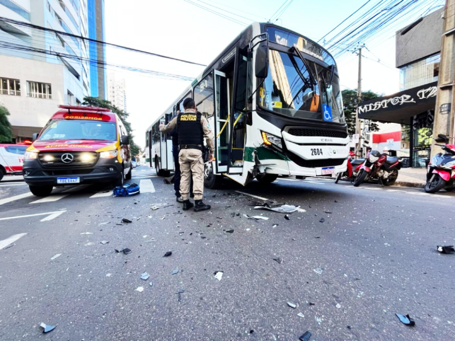 Carro atinge ônibus após avançar cruzamento