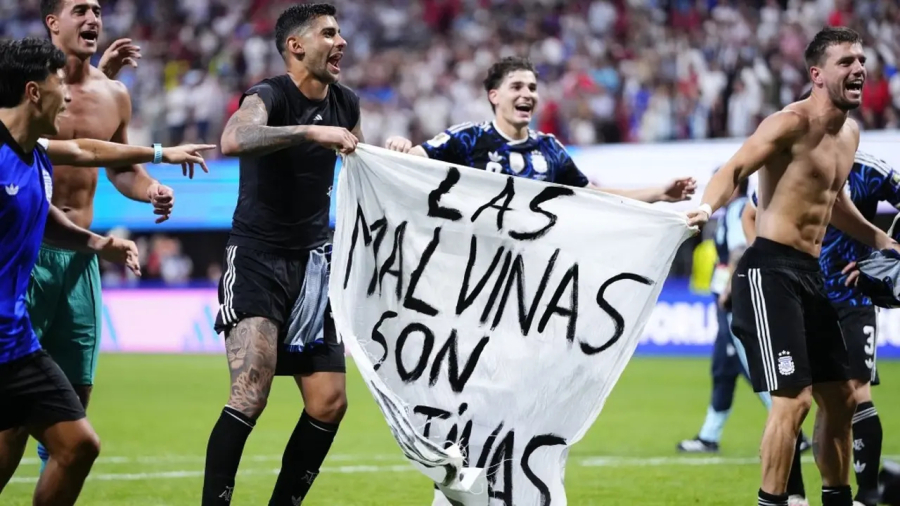 Argentina provoca Inglaterra com faixa proibida.