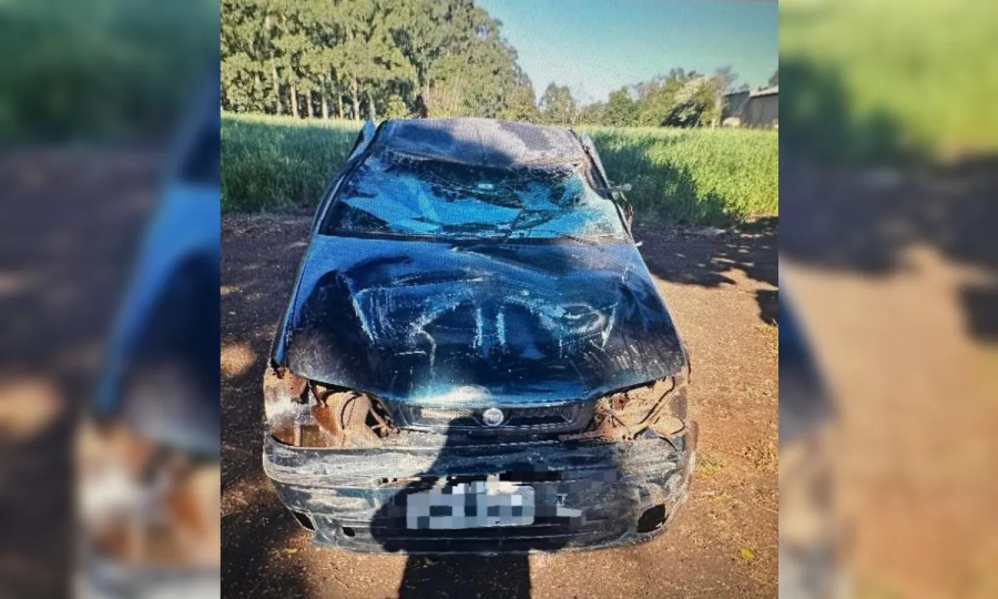 Jovem motorista perde o controle e colide contra mureta.