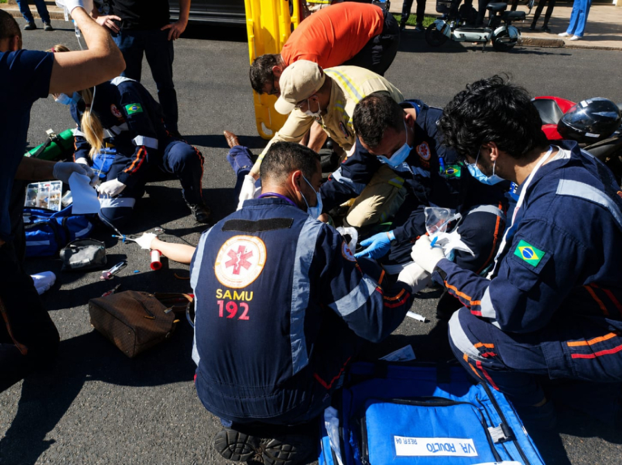 Enfermeira em coma após acidente entre carro e moto.