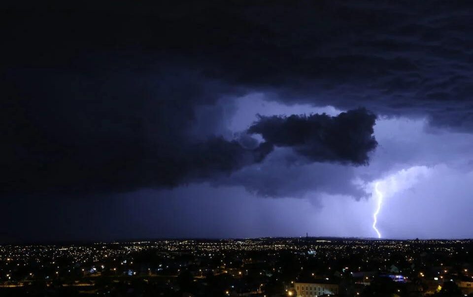 Ciclone e frente fria colocam municípios em alerta