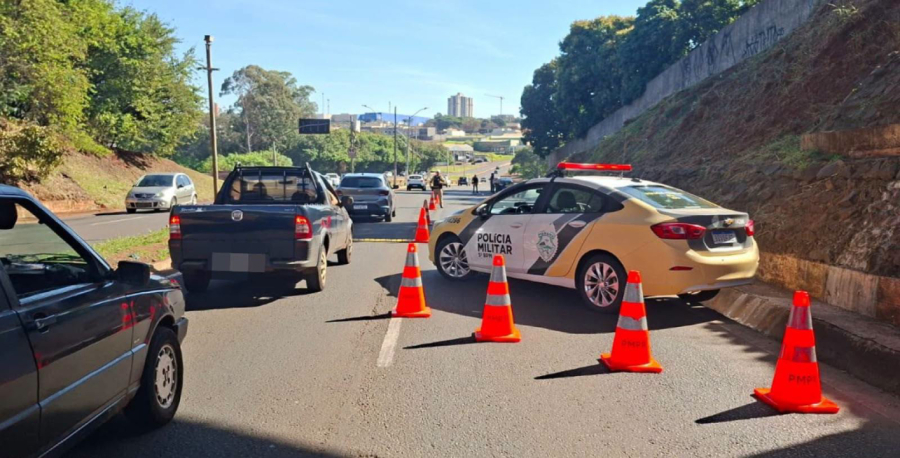 PM retira veículos irregulares das ruas.