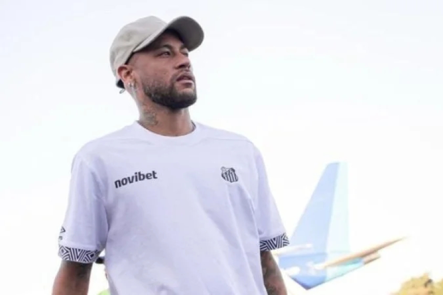 Neymar responde críticas por torneio de pôquer