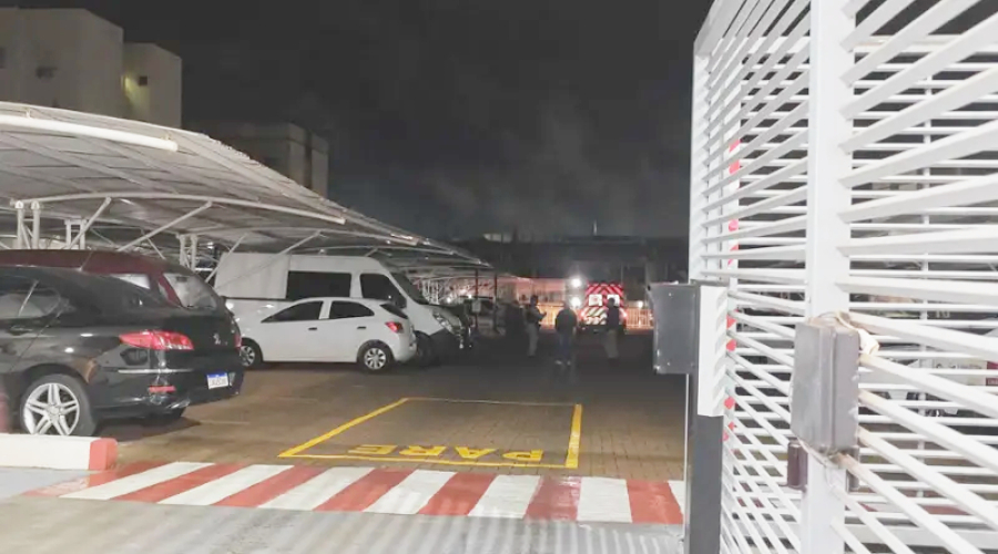Homem tenta invadir apartamento e morre em confronto.