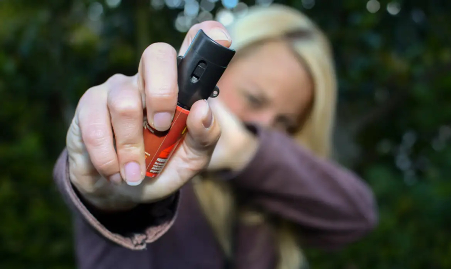 Mulheres já podem comprar spray de pimenta.