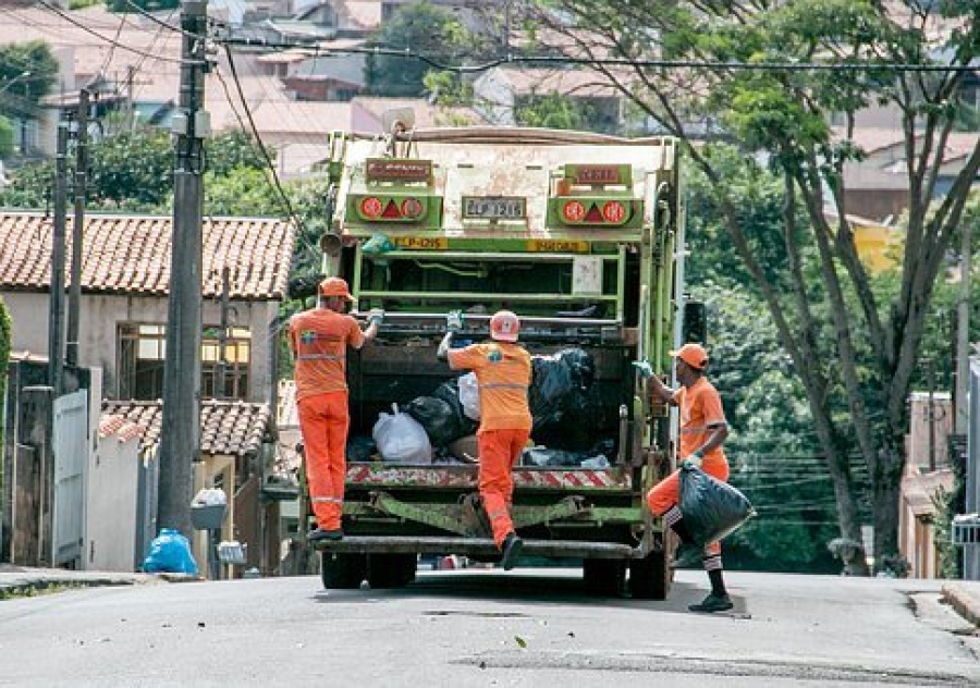 Sarandi rompe com a empresa da coleta de lixo.