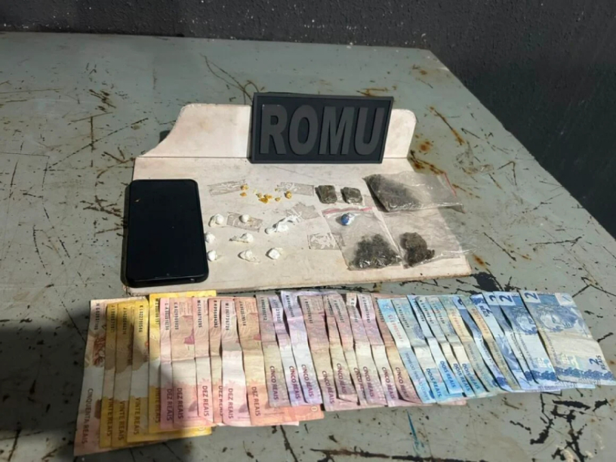 Suspeita é detida com crack, maconha e cocaína.