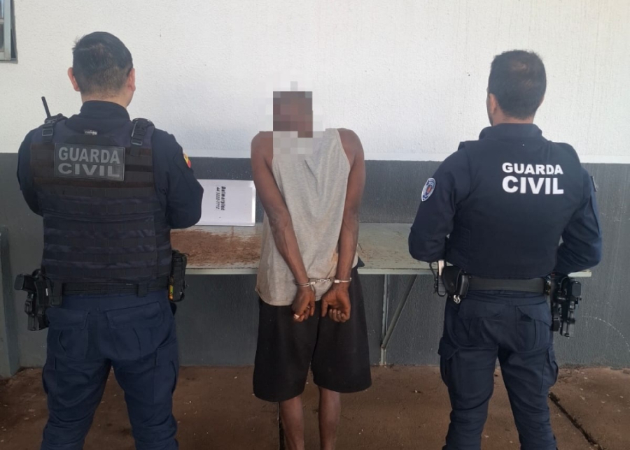 Homem é detido após bater na mulher