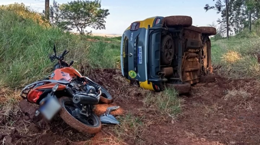 Viatura policial tomba durante perseguição.