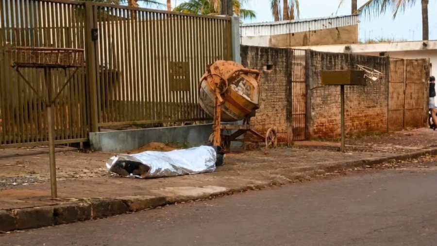 Homem é morto a tiros. Suspeito é preso.