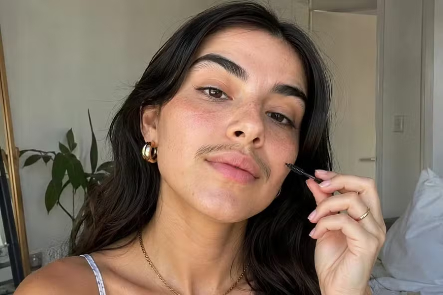 Mulheres estão deixando os pelos do buço.