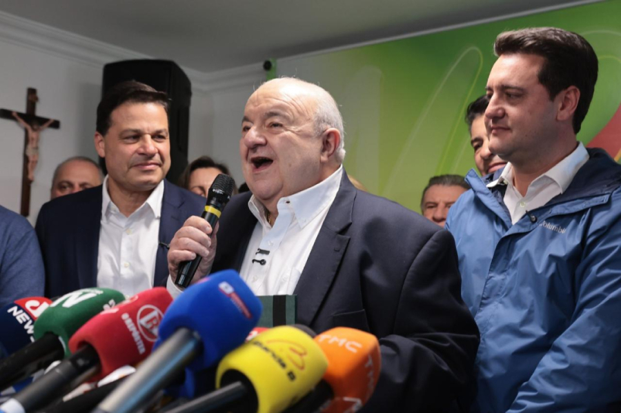 Greca vice de Sandro Alex, mas impasse continua.