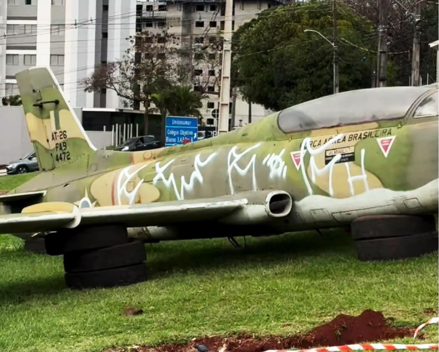 Avião da praça foi pichado após cair do pedestal.
