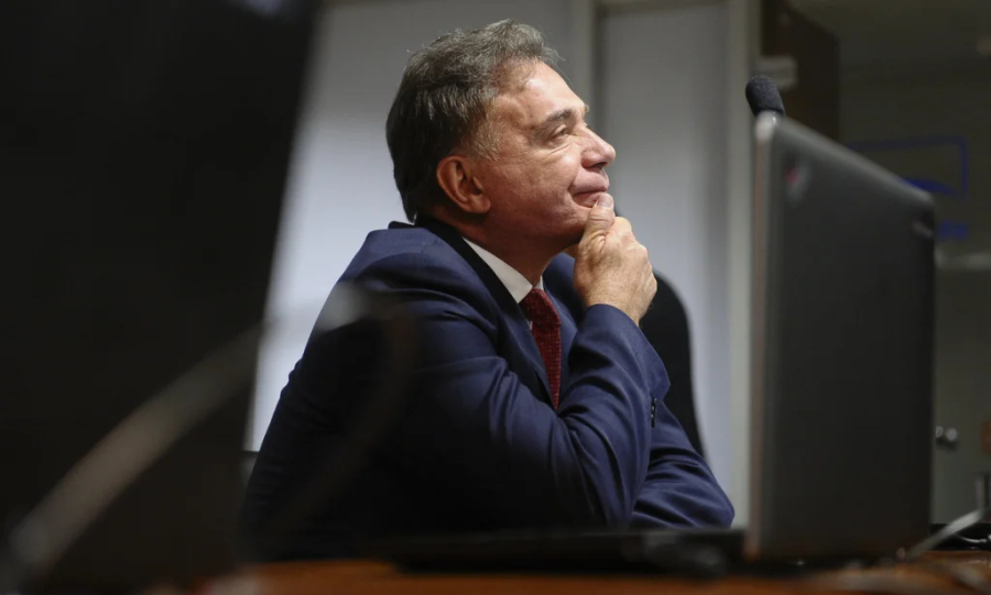 Álvaro Dias recua das eleições mesmo liderando pesquisas.