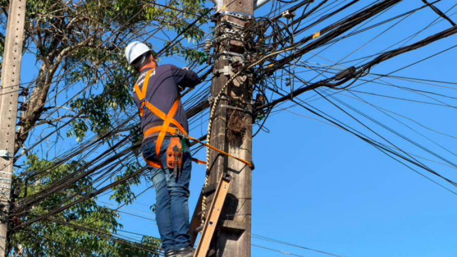 Força-tarefa retira mais de 17 toneladas de fios e cabos em Maringá.