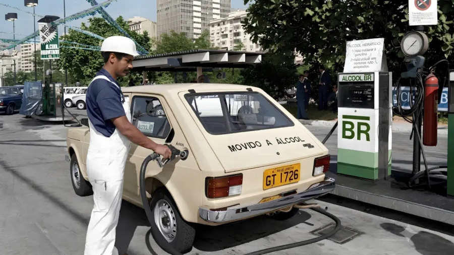 Por que a gasolina usa um etanol diferente da bomba? 