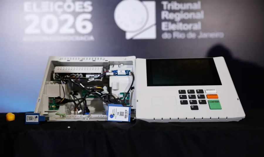 Urna eletrônica é aberta em transmissão ao vivo pela primeira vez