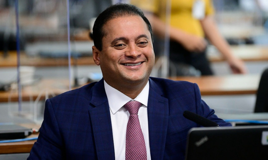 PF cumpre mandados contra senador e advogado
