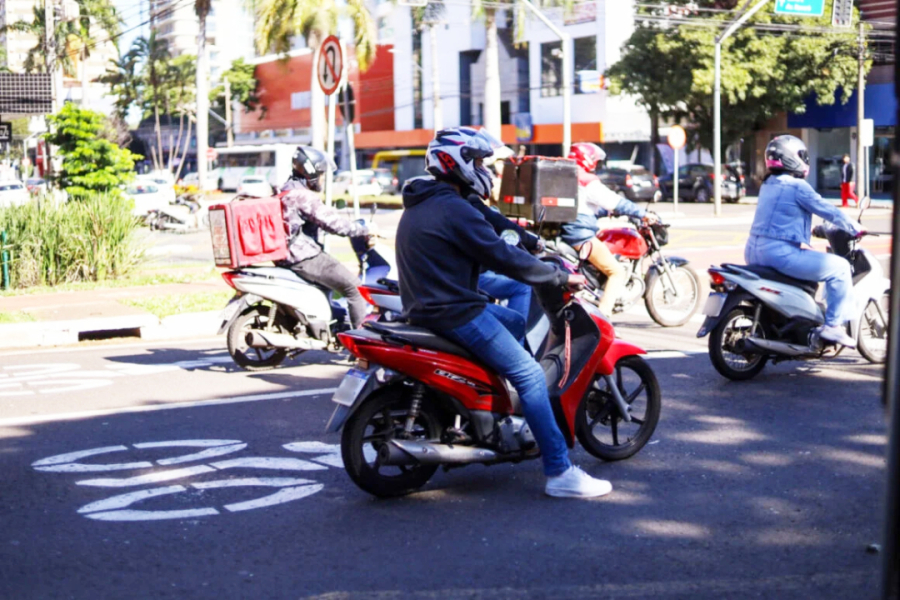 Semob reforça uso correto do capacete para motos e patinetes em Maringá.
