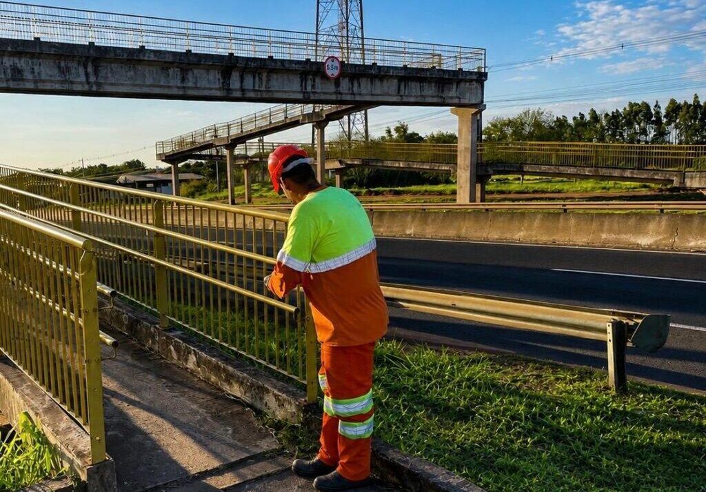 Passarela na BR-376 é interditada.
