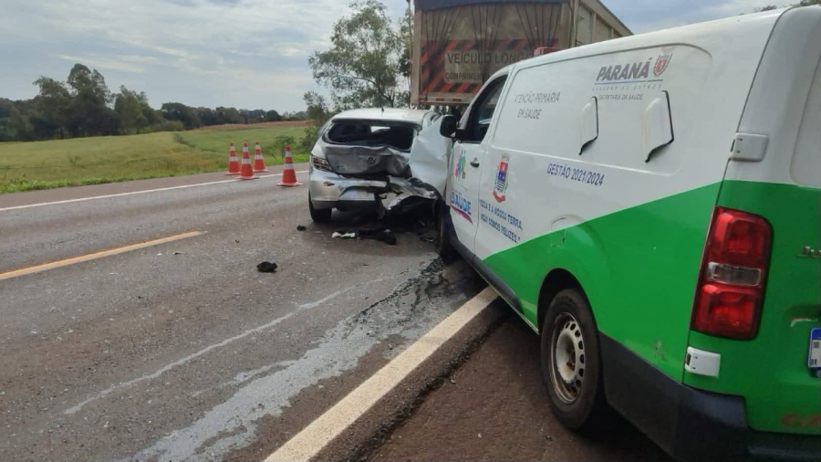 Ambulância atinge carro e deixa quatro feridos