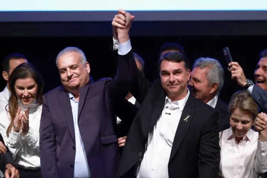 Flávio Bolsonaro escolhe Alfredo Gaspar como vice