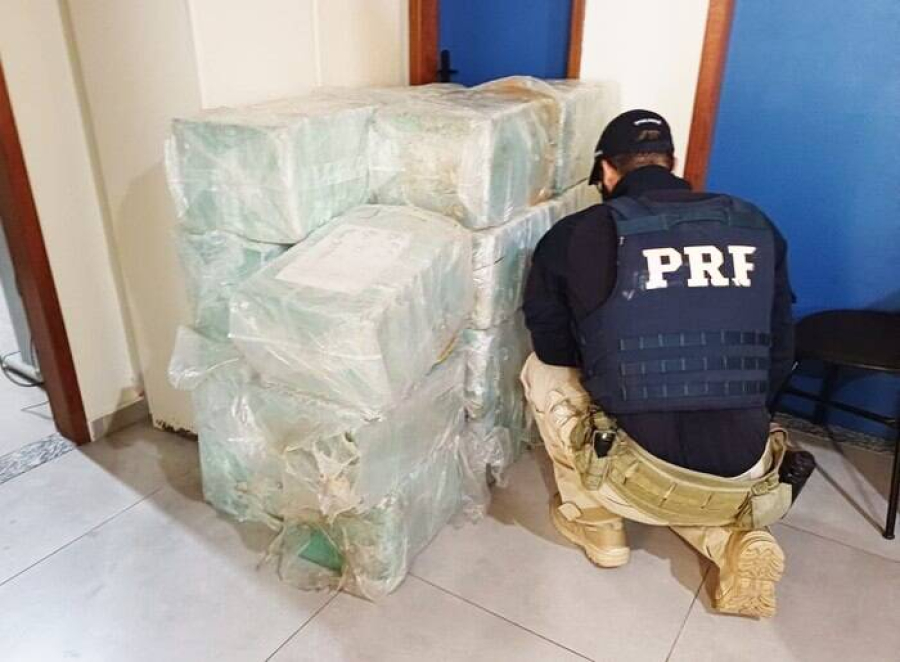 PRF apreende 85 quilos de maconha em Maringá.